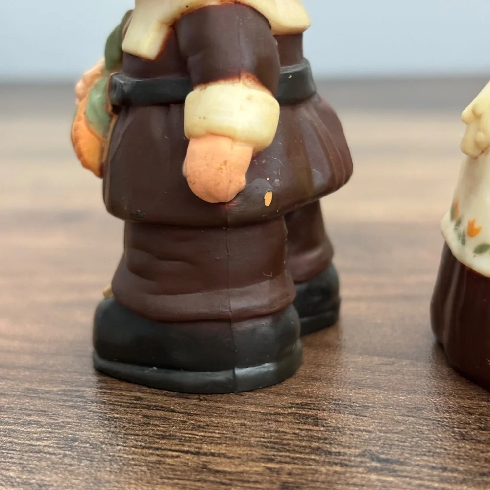 VINTAGE Hallmark Thanksgiving PILGRIM FIGURINES Boy Girl Salt Pepper Shakers Set
